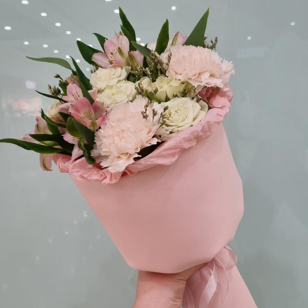 Стойкий букет "Нежность мгновений" диантусы с альстромериями, кустовыми розами