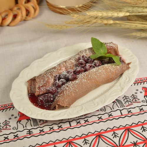 Блины на черёмуховой муке со взбитой сметаной и пряной вишней.