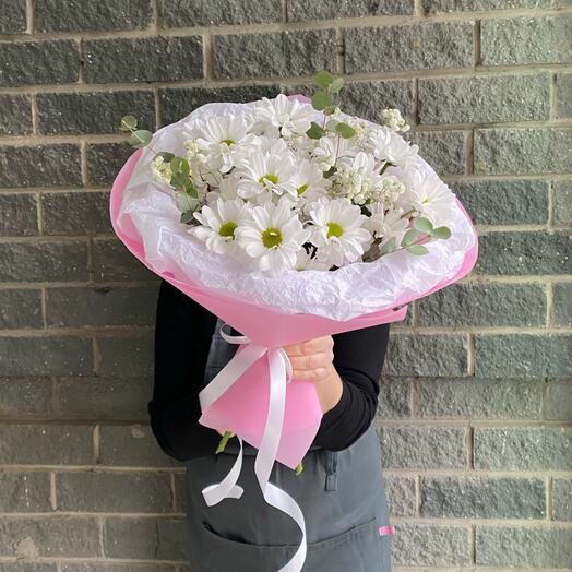 Букет из белой хризантемы с эвкалиптом