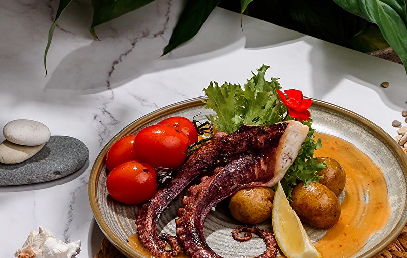 Осьминог на гриле с картоф. дольками