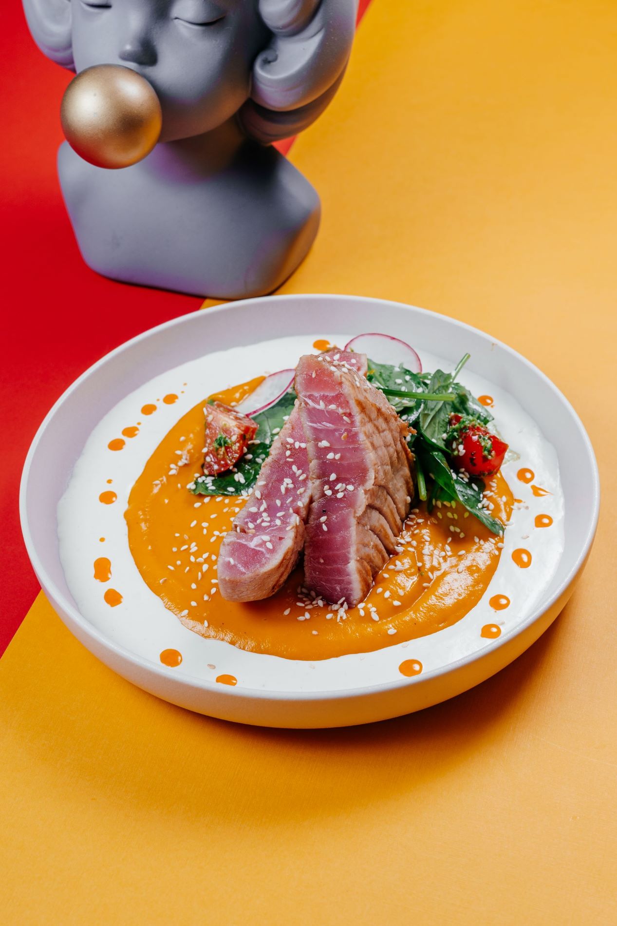 Стейк из тунца с морковным пюре