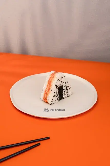 Онигири с лососем