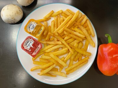 Картофель фри и соусы