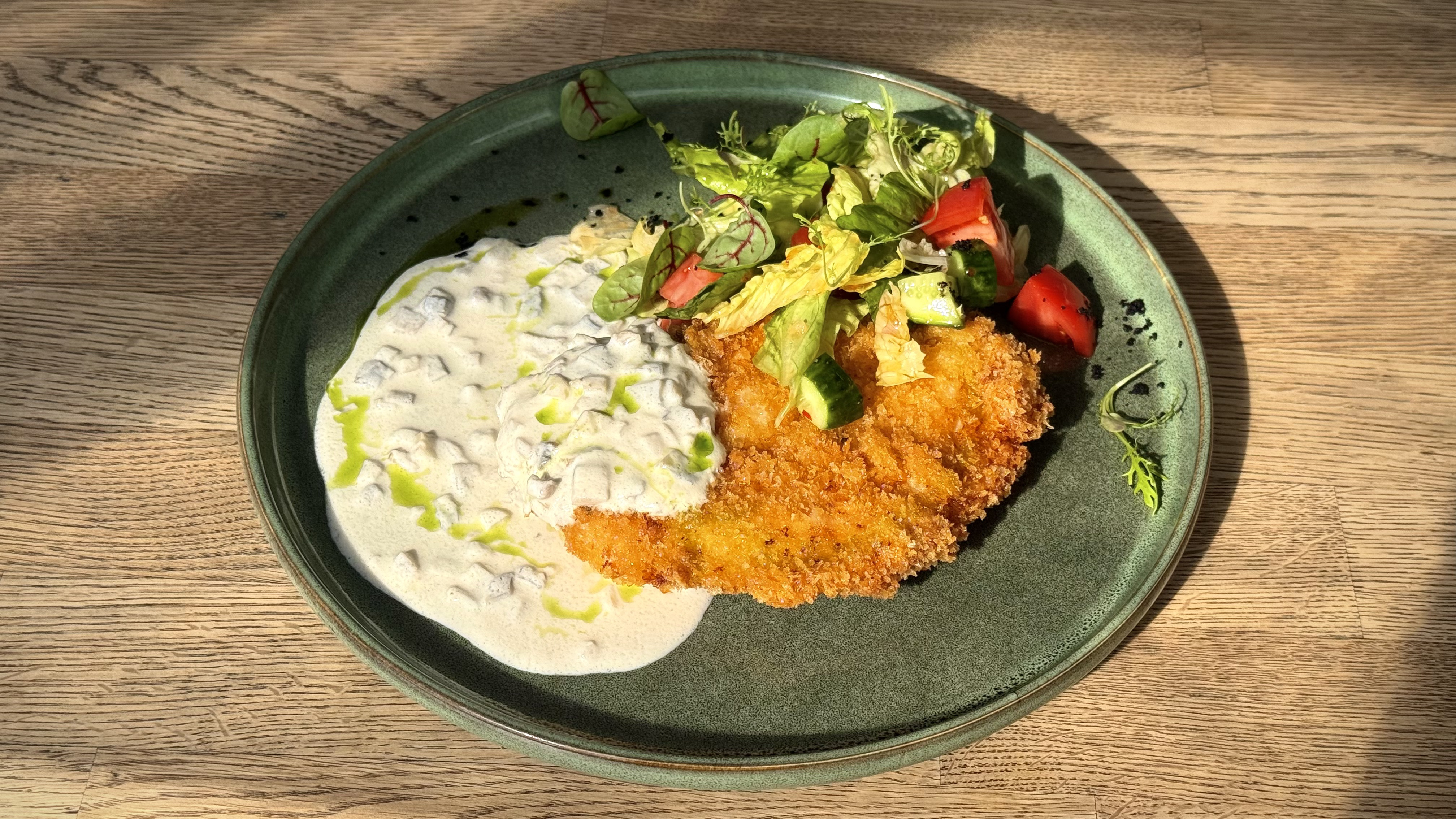 Куриное филе в панировке с легким овощным салатом