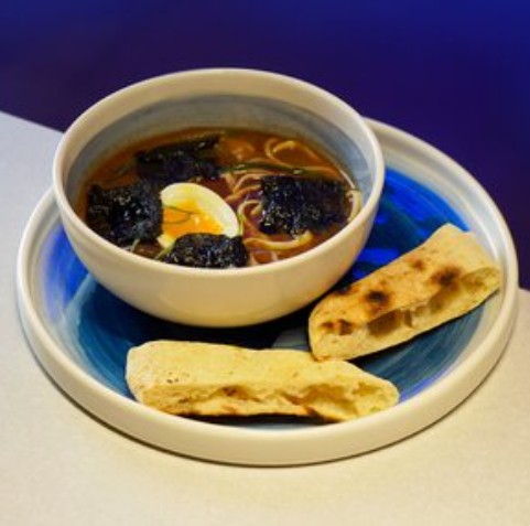 Рамен с рваной свининой и яйцом