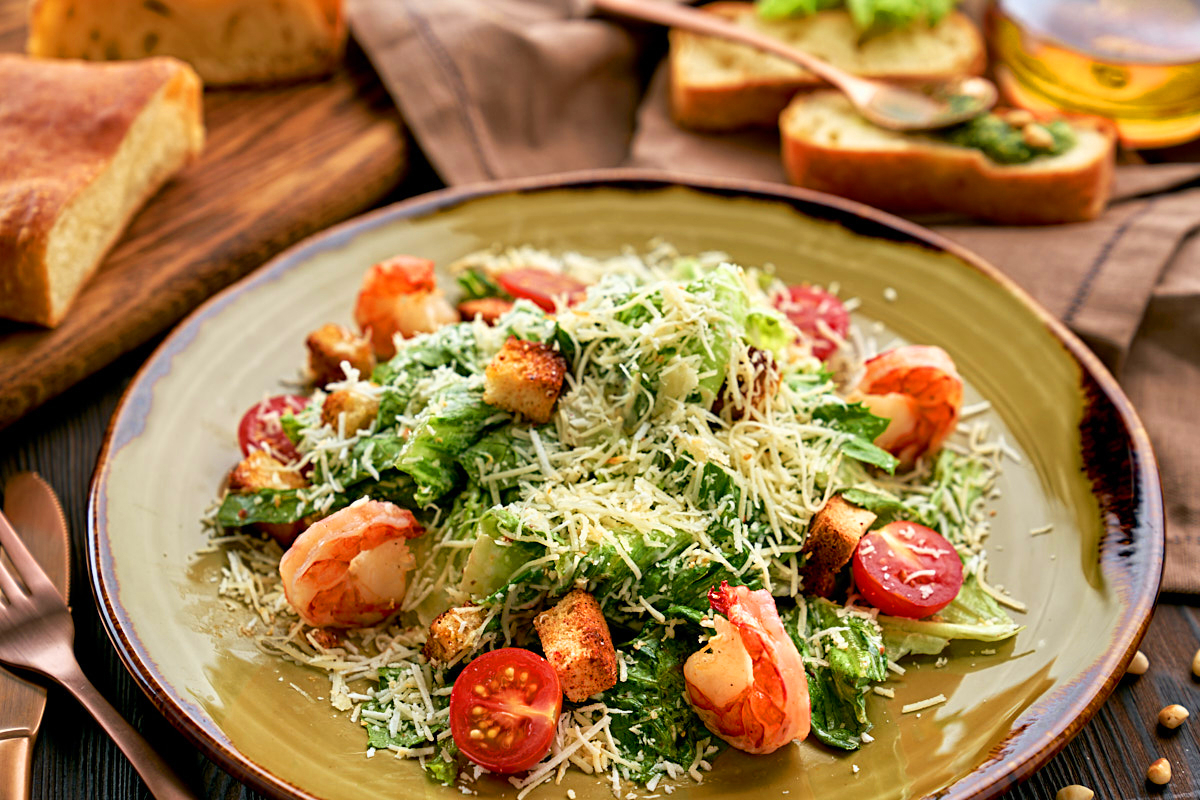 Цезарь салат с креветками