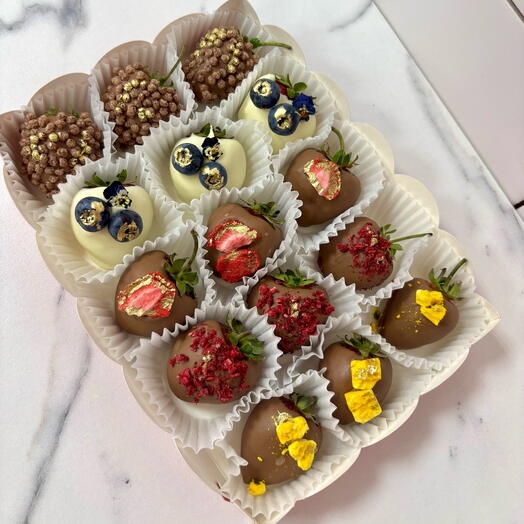 Клубника в молочном и в белом шоколаде