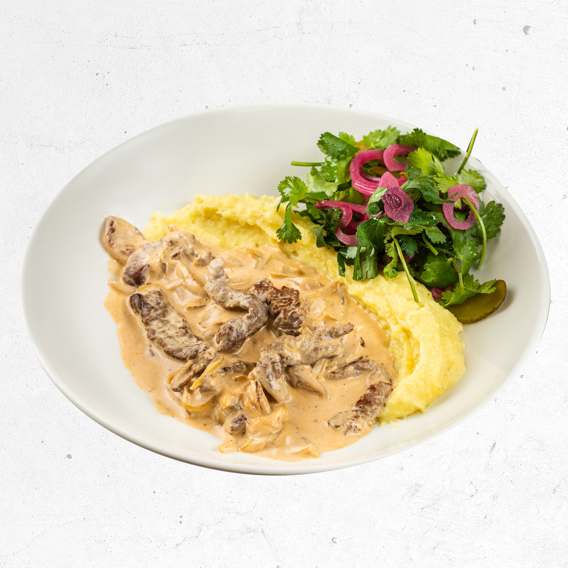 Просто Бефстроганов с пюре, мариноваными огурцами