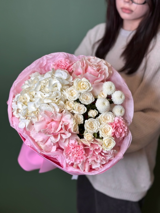 Воздушный круглый букет с французскими розами ,кустовыми розами