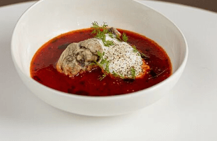 Борщ с копченой грушей и куриной ножкой