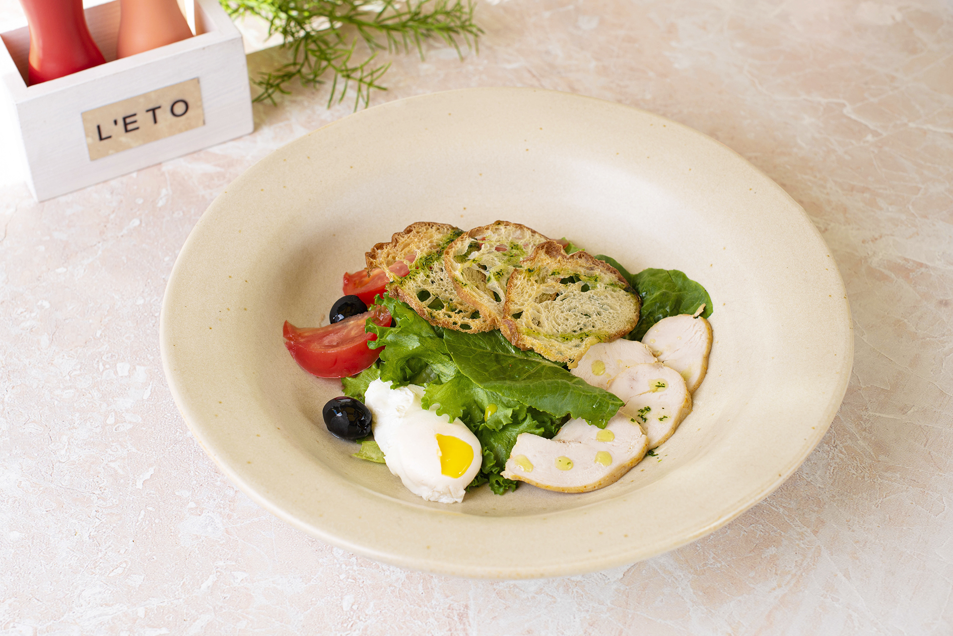 Салат Цезарь с курицей