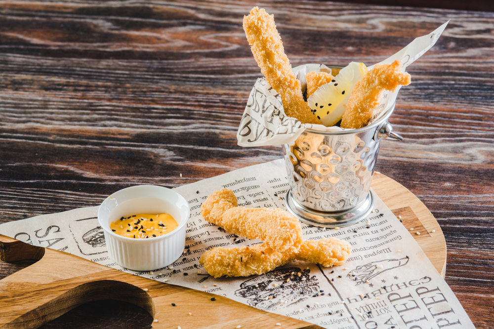 Чикен фингерс с сырным соусом