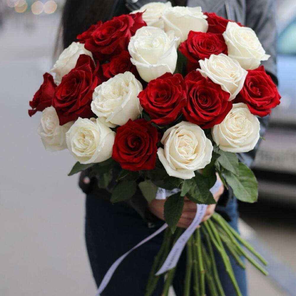 Букет из 25 красных и белых роз 70 см