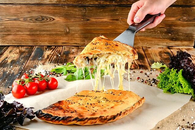 Кальцоне с ветчиной и грибами