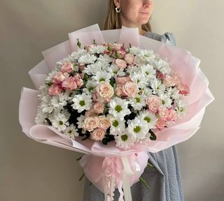 Букет с куст розами,хризантемой ромашкой