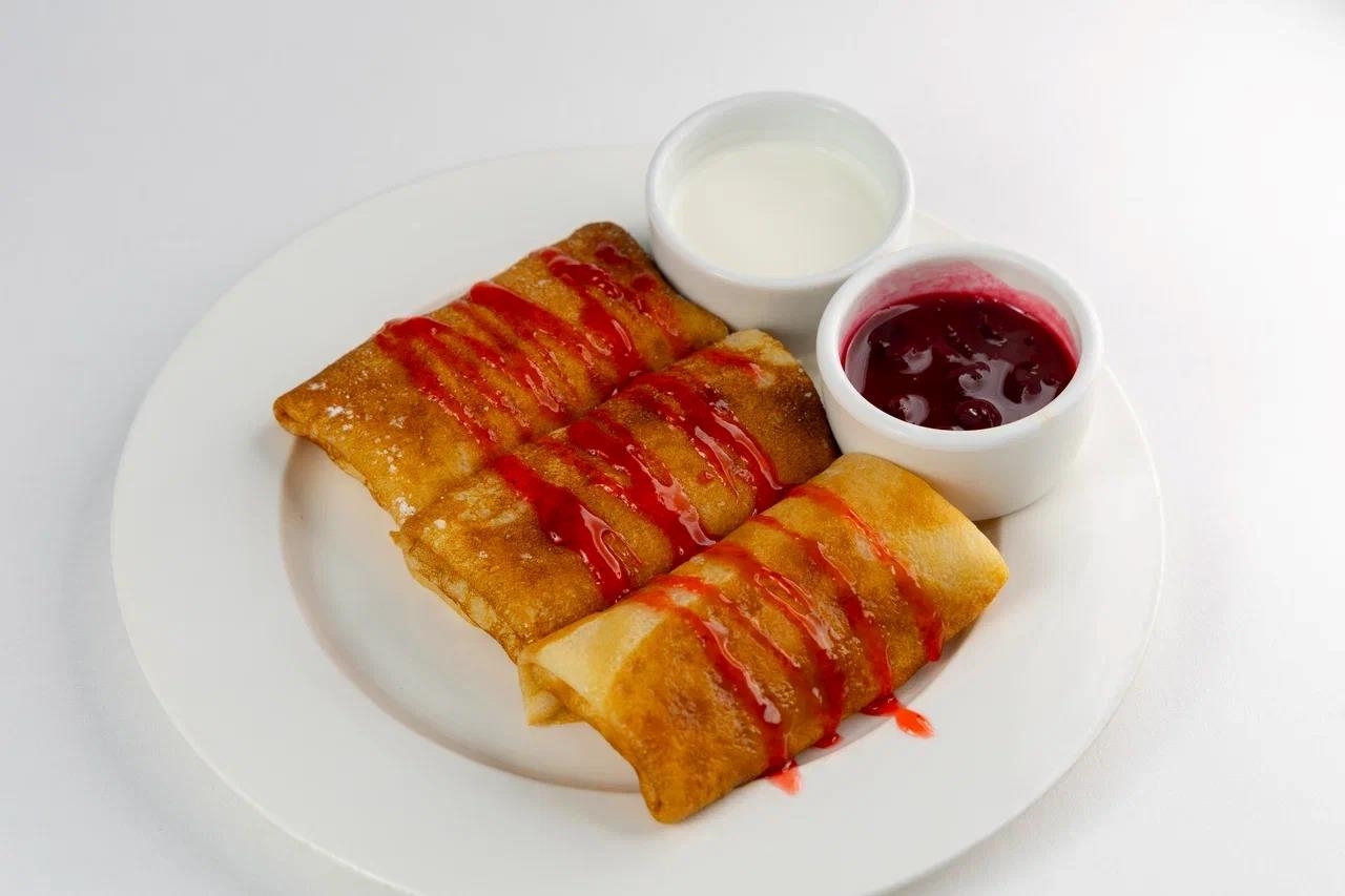 Сет из блинчиков с вишневым соусом и сметаной