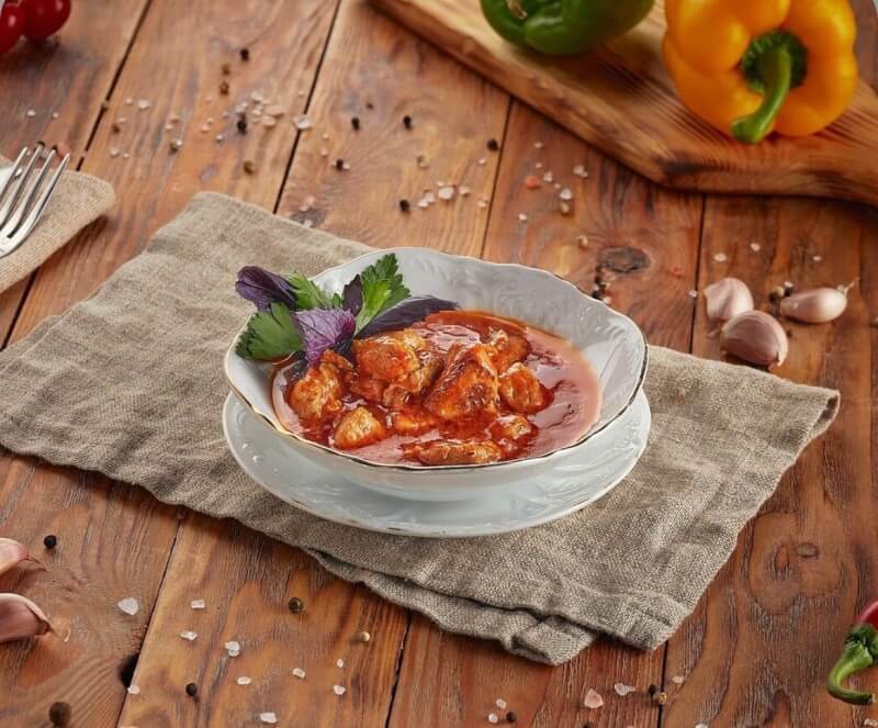 Гуляш из свинины с подливкой
