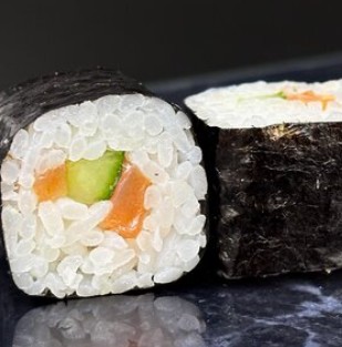 Классический ролл с лососем и огурцом