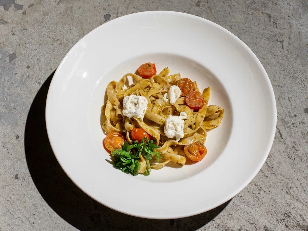 Паста с томатами и страчателлой