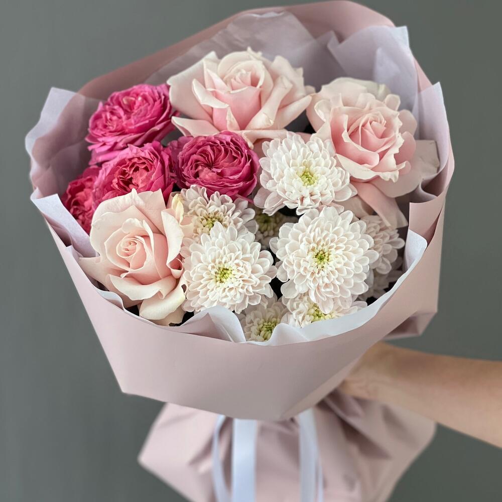 Авторский букет из кустовых пионовидных и одноголовых французских роз