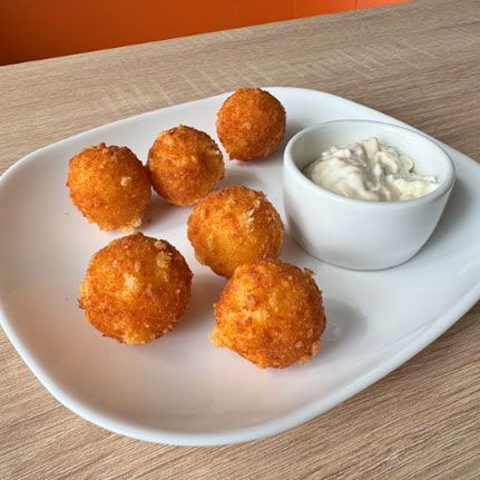 Сырные шарики с соусом