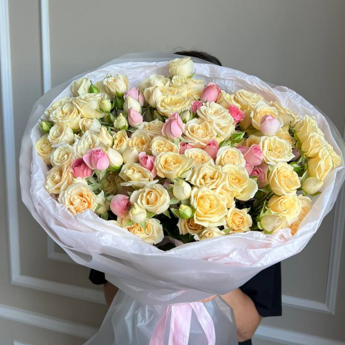 Моно букет из кустовых роз 63 (предзаказ)