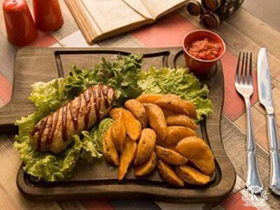Мясная котлета с картофельными дольками