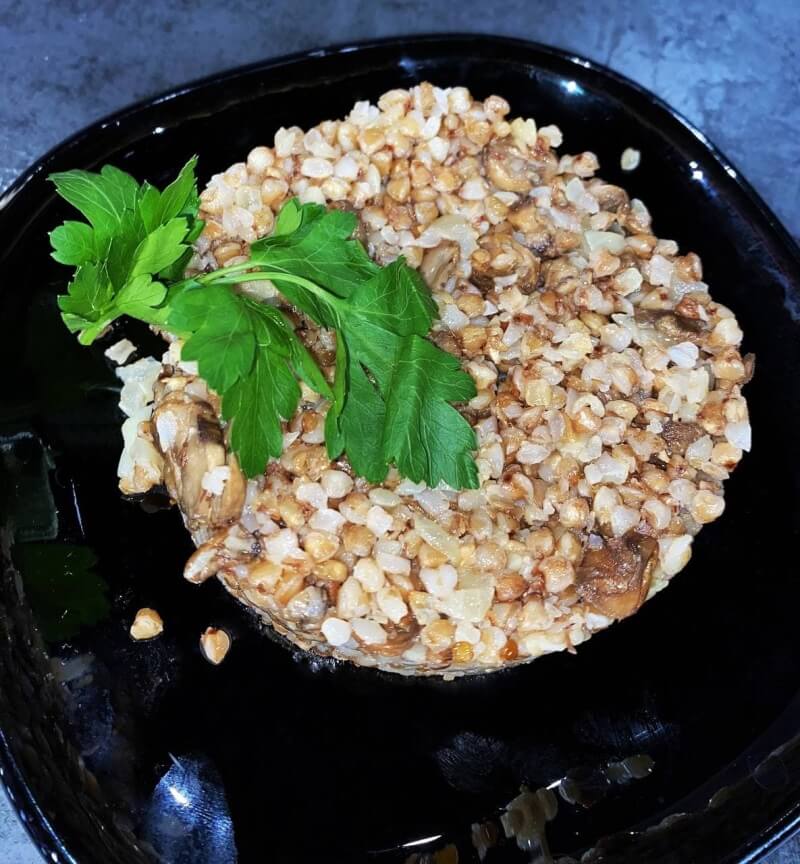 Гречка отварная с жарен. луком и грибами