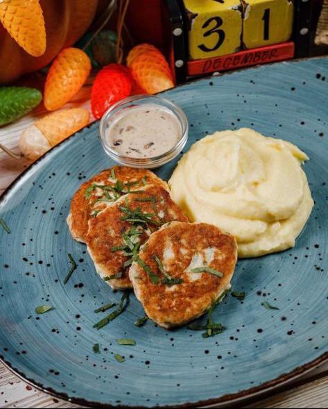 Куриные оладьи с грибным соусом и картофельным пюре