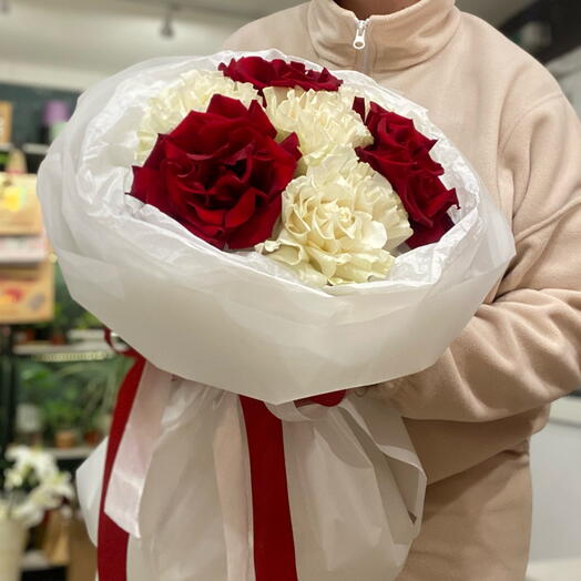 Букет красных и белых французских вывернутых роз M