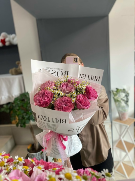 Шикарный букетик из пионовидных роз и ромашек