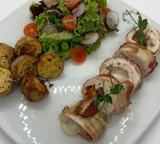 Филе цыпленка в беконе с сыром