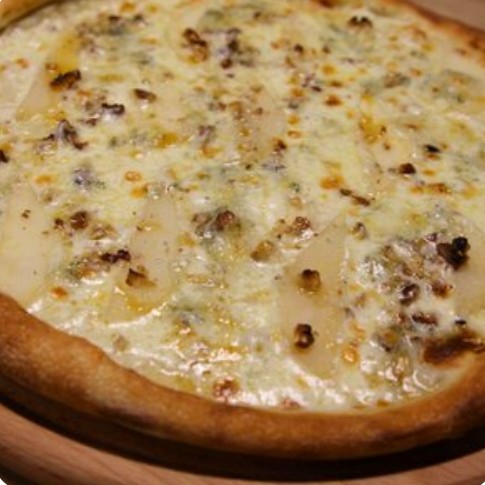 Пицца груша с горгонзолой