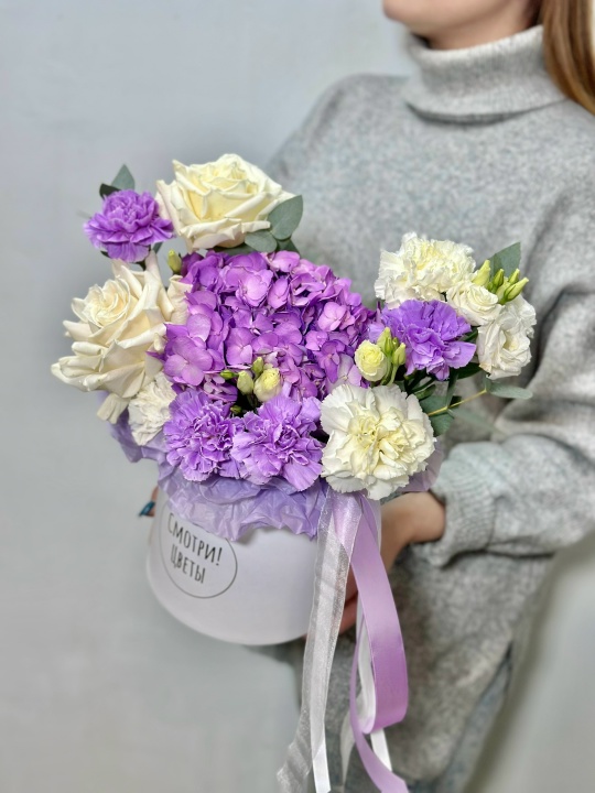 Коробка с лавандовой гортензией ,диантусами ,эустомой и французскими розами