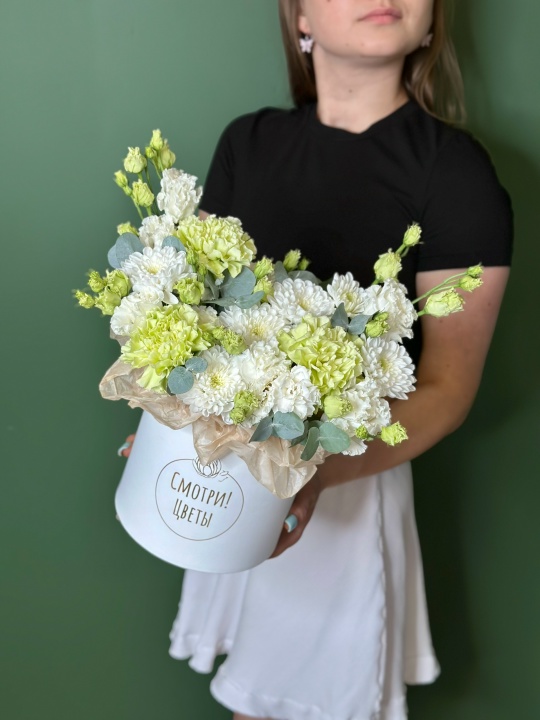 Белая коробочка с пушистой хризантемой ,эустомой и фисташковыми гвоздиками