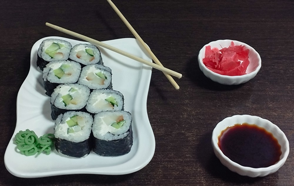 Ролл с копченым кальмаром