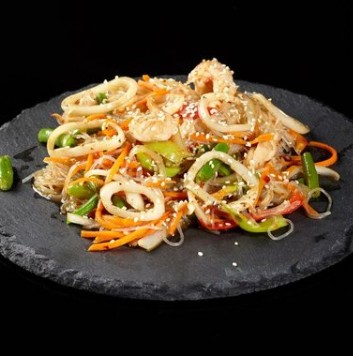 Фунчоза с лососем и овощи и соус на выбор