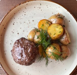 Котлета из телятины с запеченным картофелем