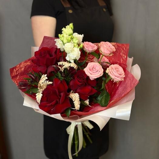 Сборный букет с розами и кустовой розой