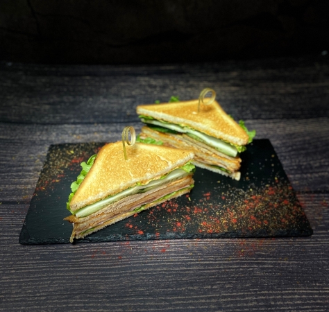 Сэндвич с ветчиной и курицей