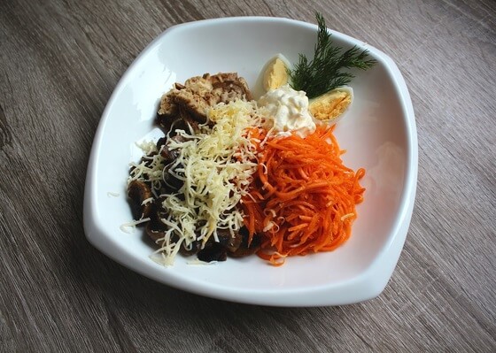 Салат с курицей и корейской морковкой