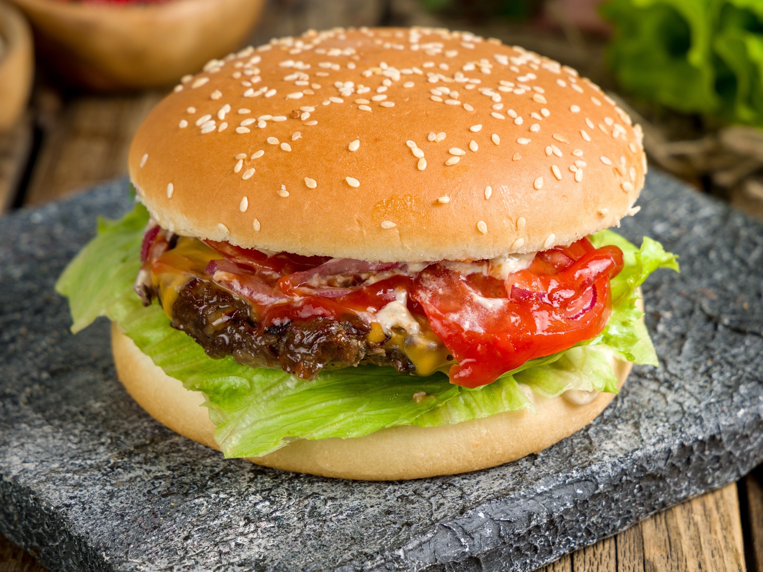 Бургер с котлетой из говядины и индейки