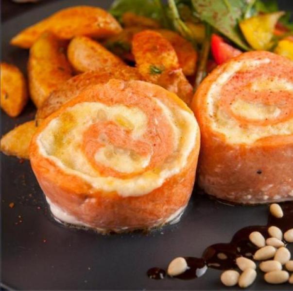 Рулеты из нерки с креветкой и томатами