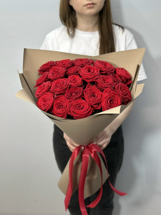 21 красная роза в упаковке