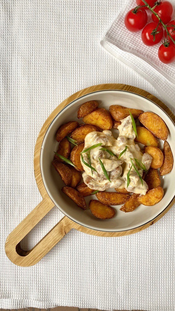 Свинина в сливках с картофелем.