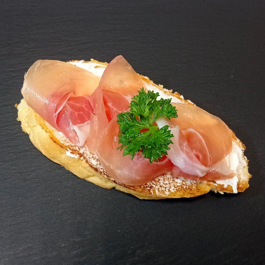 Брускетта с хамоном и творожным сыром