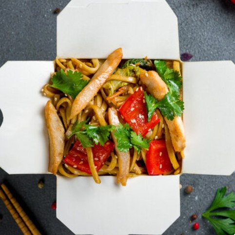 Wok по-китайски с курицей и лапшой удон