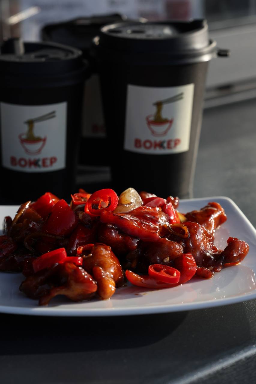 Курица с овощами в устричном соусе.