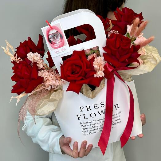 «Пэшн дэнс» сумка с французскими красными розами Эксплорер, с кустовой розой и сухоцветами