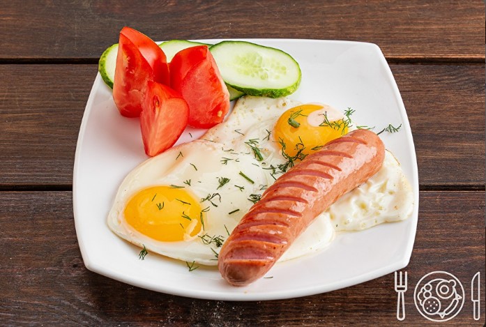 Глазунья из 2-х яиц с сосиской